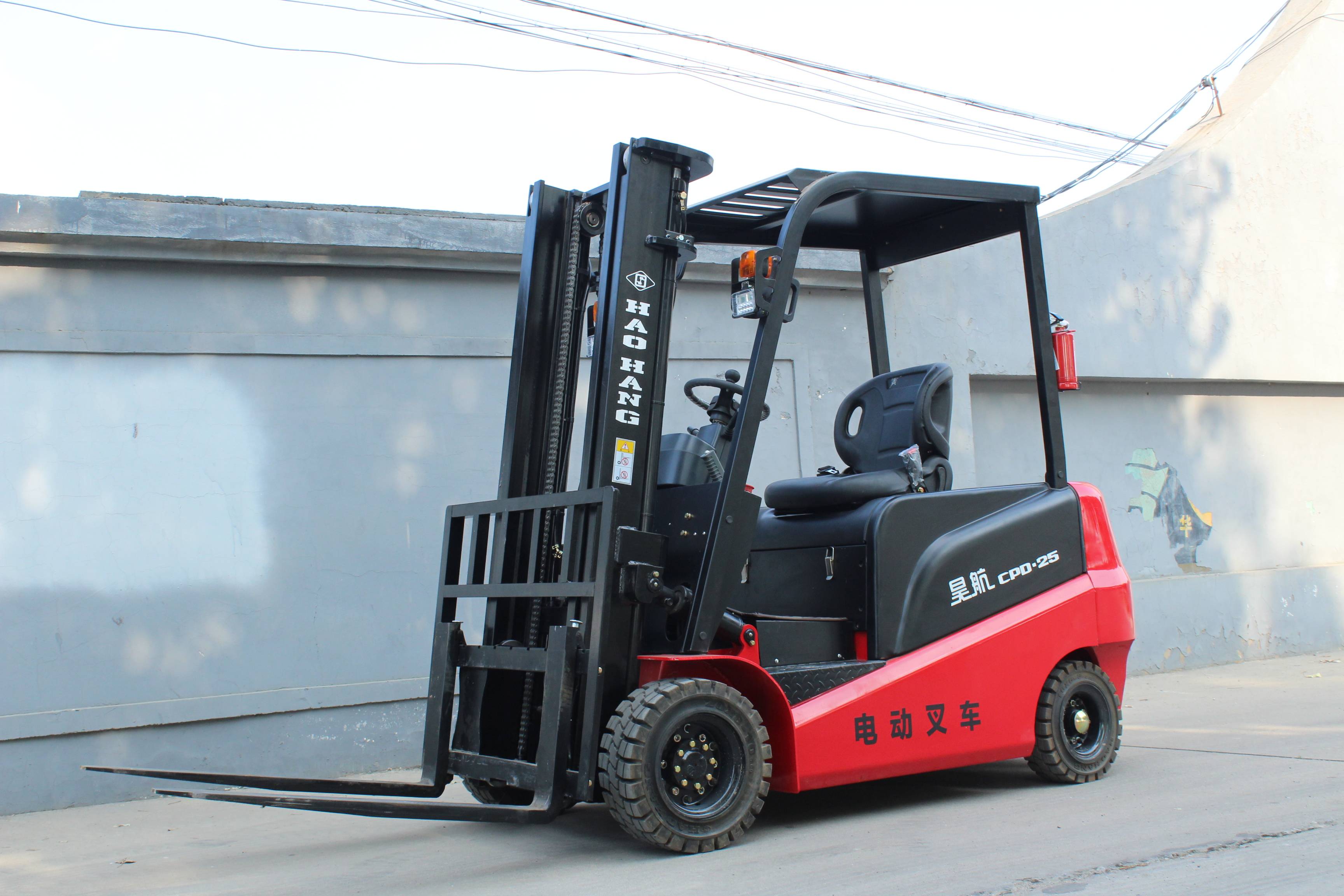 电动叉车电池寿命的关键因素与延长技巧